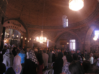 Diyarbakır Gezisine Katılan S&uuml;ryaniler, Diyarbakır Meryem Ana Kilisesinde Ayine Katıldılar