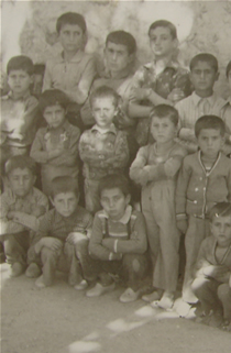 Rahibin ocukluk Albmnden-Ayaktakiler Arka Sra Soldan nc Kii Rahip Daniel 