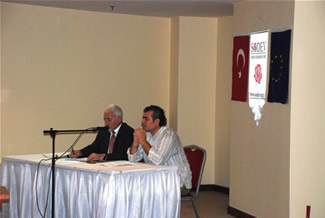 Y&ouml;netmen Hakan Aytekin ve SODEV Başkanı Belgeselin Tanıtım Konuşmasını Yaparken