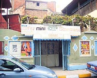 İskenderun'da Sinema Olarak Kullanılan Cep Sineması