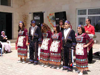 Midyat Süryani Kültür Derneği Folklor Ekibi Açılışta Süryani Oyunlarını Sergiledi