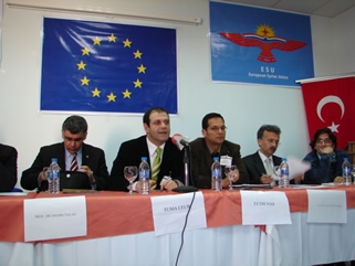 Sempozyuma Katlan Konumaclarn Bir Blm