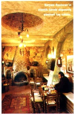 Süryani Restoran'ın otantik tarzda döşenmiş şömineli taş salonu.