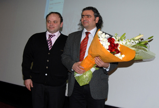 Edit&ouml;r&uuml;m&uuml;z Hakan Aytekin'e &Ccedil;i&ccedil;ek Verdi