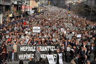 Hrant Dink İ&ccedil;in Onbinler Toplandı