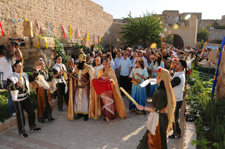 Церемония открытия замка в селе Нарли округ Мидьят семьёй ДеБассо. 