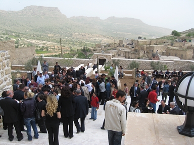 Ala Katlanlara Yemek kram Edildi
