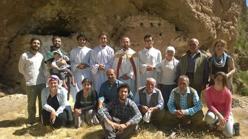 Yeni Papaz olan Remzi Diril taraf�ndan k&ouml;yde ger&ccedil;ekle�tirilen ilk ayin