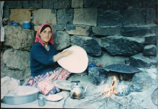 Köy Boaltlmadan Önce Evinde Ekmek Piiren Bir Asuri Kadn