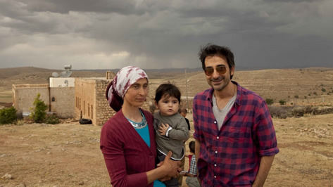 Filmde Rol alan Sonya Kenan Korkmaz ile birlikte